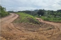 Keadaan jalan menuju ke SK Binanon, bertanah merah dan berlumpur.