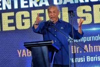 Apakah maksud sebenar cium mulut atau kissing yang diperkenalkan Presiden UMNO itu agaknya? Gambar fail