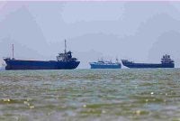 Menurut PBB terdapat anak kapal di kira-kira 400 buah kapal yang terkandas di selat itu. Foto AFP