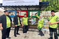 Dr Mazllida (dua dari kanan) dan Ridwan (tiga dari kiri) membuang botol dan cawan plastik ke dalam ruangan kitar semula. FOTO ADILA SHARINNI WAHID