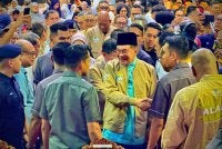Anwar bersalaman bertemu dengan rakyat di Permatang Pauh. 