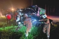 Pasukan bomba mengeluarkan mangsa yang tersepit dalam kemalangan di Kilometer 86, Jalan Kuala Lumpur–Kuantan, Karak awal pagi Sabtu. Foto Polis Bentong