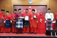Ahmad (empat dari kanan) menyampaikan anugerah penambahan ahli UMNO teramai kepada UMNO Cawangan Mutiara di Dewan Jubli Intan Pontian pada Sabtu.
