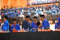 Mohamed Khaled (tengah) ketika Mesyuarat UMNO Bahagian Pasir Gudang.