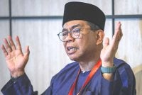 Mohamed Khaled bercakap pada sidang media selepas hadir Mesyuarat Perwakilan UMNO Bahagian Pasir Gudang 2026 pada Sabtu. Foto Bernama