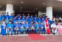 Mohammad Fakhruddin (lima dari kiri) bergambar bersama Dr Shamsul Anuar (tengah) selepas berakhir majlis perasmian mesyuarat perwakilan UMNO Bahagian Pekan di Dewan Konvensyen Sultan Ahmad Shah di sini pada Sabtu.