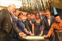 Majlis kutipan dana tahunan 'A Night of Hope & Healing: Shine a Light, Save a Life' anjuran Maaedicare diserikan dengan kehadiran Tunku Puteri Intan Safinaz (tiga dari kiri).