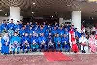 Mohammad Fakhruddin (lima dari kiri) bergambar bersama Dr Shamsul Anuar (tengah) selepas berakhir majlis perasmian mesyuarat perwakilan UMNO Bahagian Pekan di Dewan Konvensyen Sultan Ahmad Shah, Pekan pada Sabtu.
