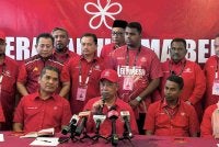 Muhyiddin (tengah) ketika sidang akhbar selepas melancarkan manifesto parti itu yang menggariskan 76 tawaran di bawah sembilan tunjang utama bagi Pilihan Raya Negeri (PRN) Negeri Sembilan ke-16. - Foto: Bernama