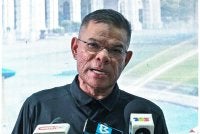 Saifuddin Nasution bercakap kepada pemberita selepas merasmikan Program Komuniti Korektif Kampung Angkat Madani dan Sekolah Angkat Madani Jabatan Penjara Malaysia di Tanjung Piandang hari ini. - Foto: Bernama
