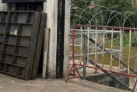 Cadangan pembinaan pagar sempadan itu diaktifkan semula susulan serangan di daerah Ra-ngae pada Rabu. Foto tular Thai PBS News.
