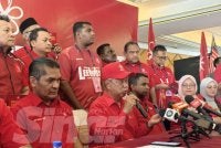 Muhyiddin (duduk, tengah) ketika sidang akhbar selepas melancarkan manifesto Bersatu bagi PRN Negeri Sembilan pada Sabtu.