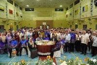 Amizar (tengah) bersama Abdul Fattah (kiri) dan Balu Iyer bergambar bersama para peserta Program International Cooperative Alliance - Asia Pacific (ICA-AP) Regional Immersion Programme on Cooperative Tourism.