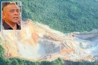 Tangkap layar video tular memaparkan pandangan dari udara keadaan sebuah bukit di Mukim Kampung Buaya, Kuala Kangsar yang didakwa telah ditarah bagi tujuan perlombongan. - Gambar kecil (Saarani)