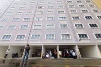 Lokasi kejadian seorang kanak-kanak berusia tujuh tahun ditemukan meninggal dunia selepas terjatuh dari tingkat 13 Pangsapuri Ladang Tok Pelam, Kuala Terengganu pada Sabtu.