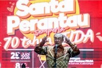 Perdana Menteri, Datuk Seri Anwar Ibrahim menyampaikan ucapan pada majlis Santai Perantau sempena 70 tahun FELDA di Dewan Perdana FELDA malam ini. Foto Bernama 