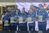 Ahmad Samsuri (tiga dari kanan) bersama Barisan kepimpinan PN menunjukkan manifesto PN dalam PRN Negeri Sembilan