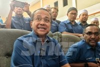 Ahmad Samsuri (kiri) bercakap kepada pemberita selepas Melancarkan Manifesto PN Negeri Sembilan pada Sabtu.