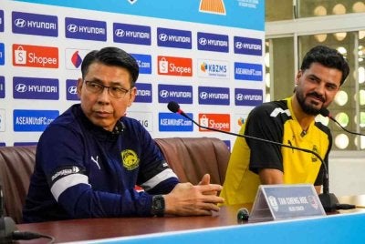 Cheng Hoe (kiri) mengingatkan pemain Harimau Malaya tidak hilang fokus apabila berdepan Myanmar di Yangon. Foto Malaysia NT