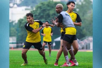 Hadi Fayyadh Abdul Razak (kanan) antara pemain yang dibawa ke Yangon untuk aksi pembukaan Kumpulan B menentang Myanmar petang ini. Foto Malaysia NT