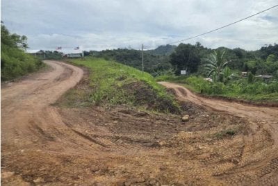 Keadaan jalan menuju ke SK Binanon, bertanah merah dan berlumpur.