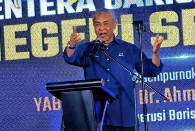 Apakah maksud sebenar cium mulut atau kissing yang diperkenalkan Presiden UMNO itu agaknya? Gambar fail