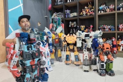 Bagi Mohd Asraf, mengumpul figura Transformers mengimbau kenangan zaman kanak-kanaknya.