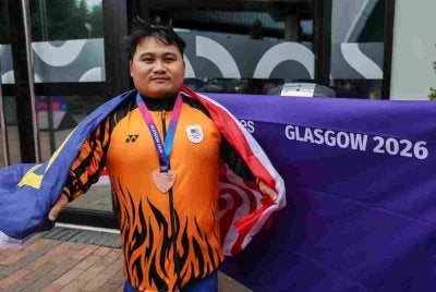 Jaguh Para Powerlifting negara, Bonnie Bunyau Gustin bersama pingat gangsa Para Powerlifting Lightweight Lelaki sempena Temasya Sukan Komanwel Glasgow di SEC Armadillo hari ini. Foto Bernama