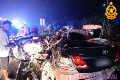 Keadaan kereta Toyota Vios yang terlibat dalam kemalangan dengan sebuah lori satu tan berhampiran Klinik Desa Jambu Rias di Jalan Karak Lama di sini menghala Temerloh, awal pagi Sabtu. - Foto Bomba Pahang.