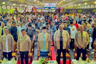 Anwar (tengah) menghadiri Majlis Penutup Minggu Latihan Kebangsaan 2026 di UiTM, Permatang Pauh pada Sabtu.
