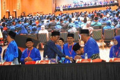 Mohamed Khaled (tengah) ketika Mesyuarat UMNO Bahagian Pasir Gudang.