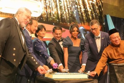 Majlis kutipan dana tahunan 'A Night of Hope & Healing: Shine a Light, Save a Life' anjuran Maaedicare diserikan dengan kehadiran Tunku Puteri Intan Safinaz (tiga dari kiri).