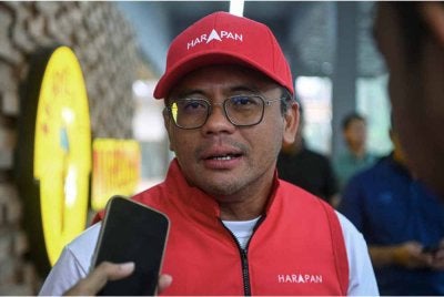 Amirudin Shari menjawab pertanyaan wartawan ketika membantu calon PH bagi DUN Linggi, Datuk Seri Aminuddin Harun berkempen di Pekan Linggi hari ini. - Foto: Bernama
DUN Linggi menyaksikan saingan tiga penjuru antara Aminuddin; penyandang kerusi Barisan Nasional (BN), Datuk Mohd Faizal Ramli; dan calon Parti Pribumi Bersatu Malaysia (Bersatu), Datuk Zamri Md Said pada Pilihan Raya Negeri (PRN) Negeri Sembilan Ke-16.
--fotoBERNAMA (2026) HAK CIPTA TERPELIHARA