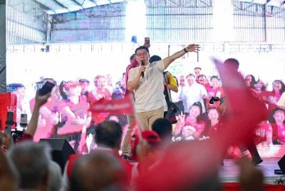 Nga Kor Ming ketika berucap pada Majlis Makan Malam Perdana “Kekal Harapan” di DUN Repah pada Jumaat.