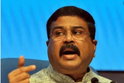 Pradhan meletakkan jawatan selepas tekanan awam susulan bantahan besar-besaran berkaitan isu kebocoran peperiksaan. Peletakan jawatan itu menjadi yang pertama melibatkan menteri dalam pentadbiran Modi yang berundur akibat tekanan rakyat. Foto ZUMA Press Inc./Alamy Stock Photo/Alamy Live News
