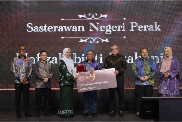 Saarani (tengah) menyampikan Anugerah Sasterawan Negeri Perak dkepada novelis dan cerpenis, Hafizah Iszahanid sempena Majlis Anugerah Hadiah Sastera Darul Ridzuan Ke-9 pada Sabtu.