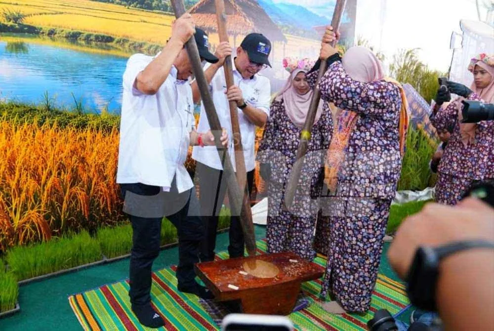 Wan Rosdy melawat pameran di laman padi sempena MAHA Pahang 2026 pada Sabtu. Foto: HALIM WAHID