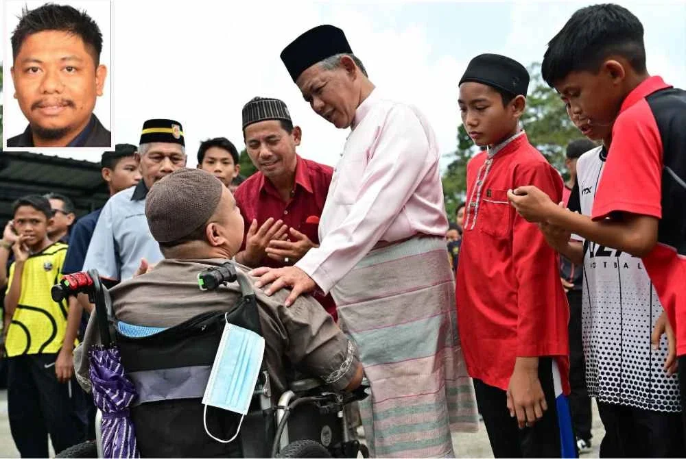 Aminuddin menyantuni rakyat segenap lapisan termasuk golonganorang kurang upaya (OKU) ketika turun menunaikan solat Jumaat di Masjid Kariah Kampung Sawah Sunggala, Port Dickson, Negeri Sembilan. Foto: Facebook Aminuddin - Gambar kecil (Ariff Aizuddin)