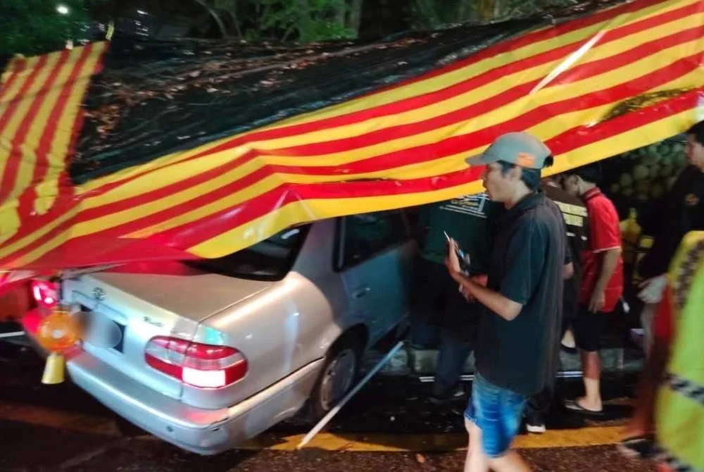Gambar tular memaparkan keadaan kemalangan di Jalan Mergastua, Kepong Baru di sini pada Sabtu.