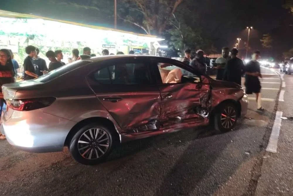 Gambar tular memaparkan keadaan kemalangan di Jalan Mergastua, Kepong Baru di sini pada Sabtu.