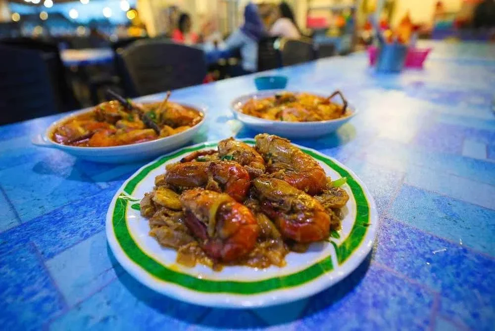 Kuetiau dan Mi Bandung Udang Galah merupakan antara hidangan yang paling mendapat sambutan di Norain Kitchen & Catering di Teratak Warisan Kampung Dato Kuala Lawas. - Bernama