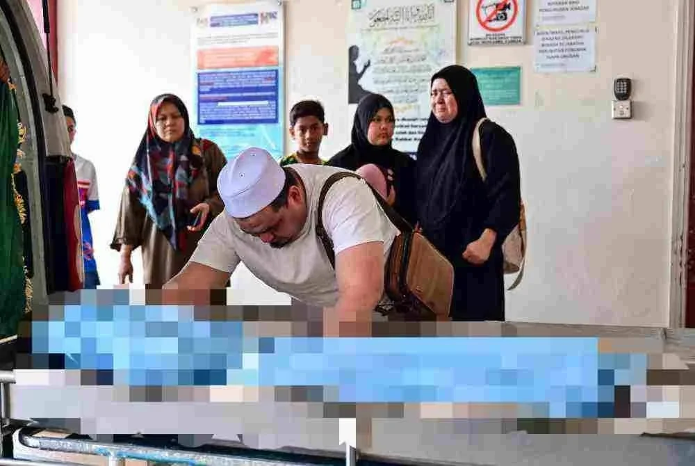 Bapa mangsa, Mubi Mat Husin, 38, tidak dapat menahan kesedihan susulan anaknya Nur Muazzah Aisyah berusia tujuh tahun yang maut di inap desa. Foto Bernama.