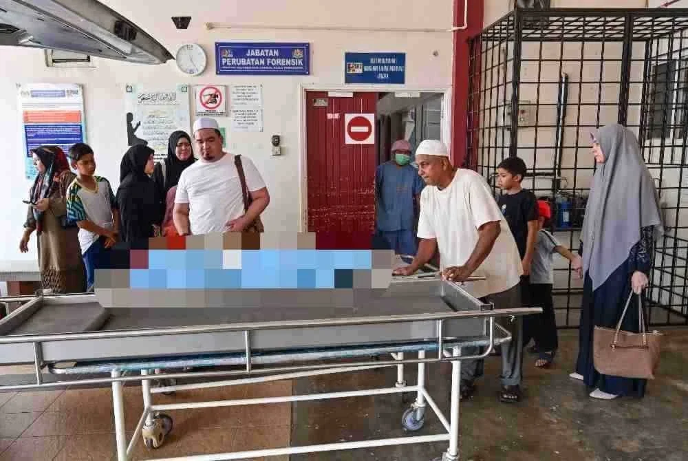 Ibu mangsa, Nor Azera Ismail, 36 (kanan) bersama suaminya, Mubi Mat Husin, 38 (lima kiri) menuntut jenazah anaknya Nur Muazzah Aisyah berusia tujuh tahun. Foto Bernama. 