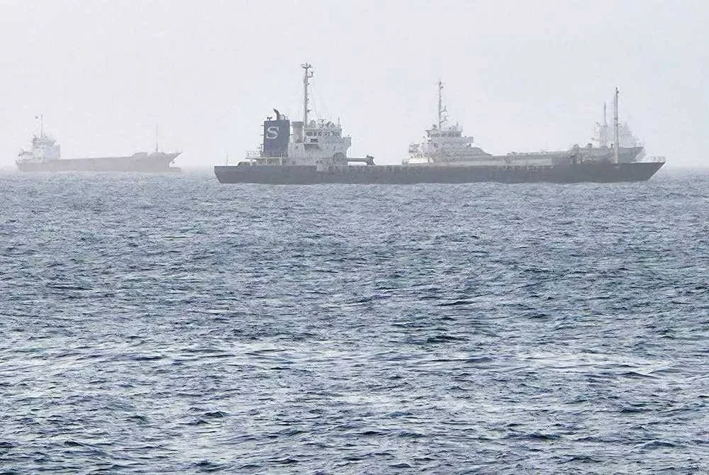 Kapal-kapal yang melalui Teluk Oman dirakam di luar pesisir Muscat pada 25 Julai 2026. Satu insiden membabitkan sebuah kapal tangki dan pasukan tentera yang tidak dikenal pasti dilaporkan berlaku pada 25 Julai berhampiran laluan perairan Selat Hormuz, menurut pemantau Operasi Perdagangan Maritim United Kingdom. - AFP