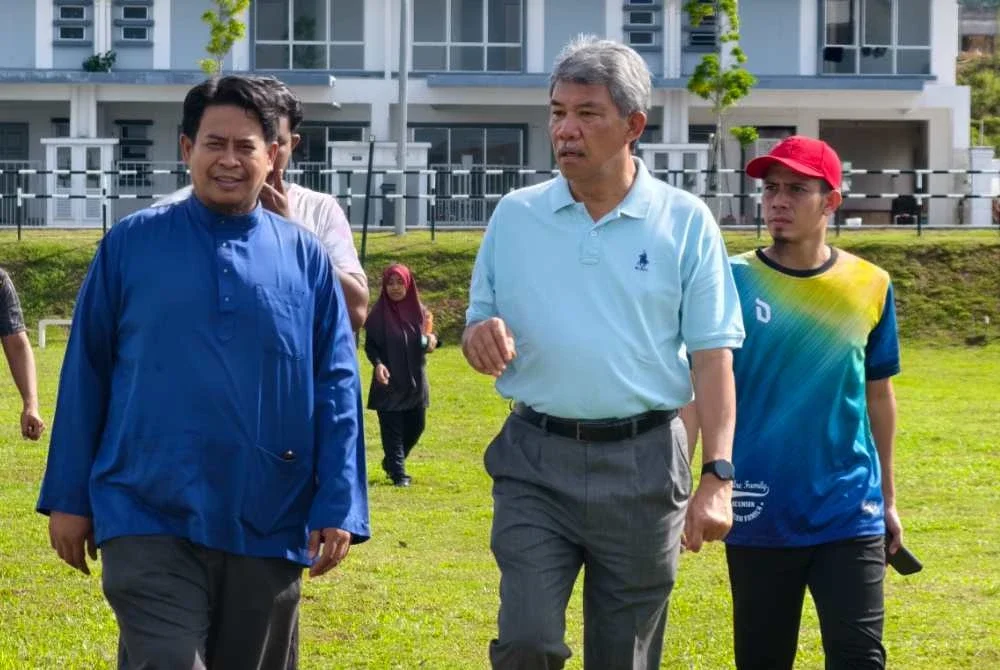 Mohamad (dua dari kiri) hadir Majlis Ramah Mesra Sepak Penalti Tertutup anjuran Pemuda Rantau di Padang Perumahan Prima, Bandar Ekar.