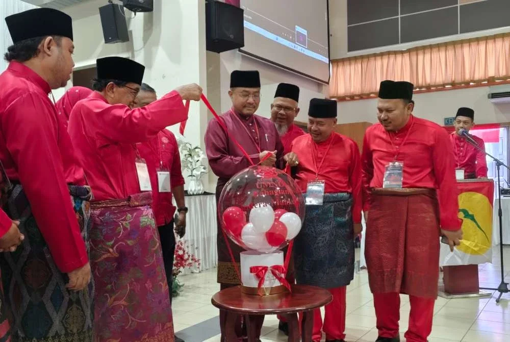 Mohd Shahkar merasmikan Mesyuarat Perwakilan UMNO Bahagian Indera Mahkota kali ke-23 di Dewan Atabara Indera Mahkota di sini pada Sabtu.