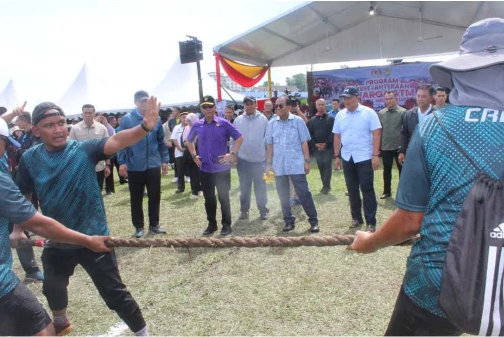Mohamed Khaled (dua dari kanan) ketika menghadiri Program Kesejahteraan Warga Angkatan Tentera Malaysia (ATM) Zon Selatan di Kem Sirusa pada Ahad.