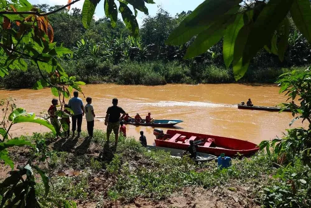 Pasukan mencari dan menyelamat (SAR) mendapat bantuan daripada penduduk setempat dalam usaha mencari mangsa. Foto Bernama.