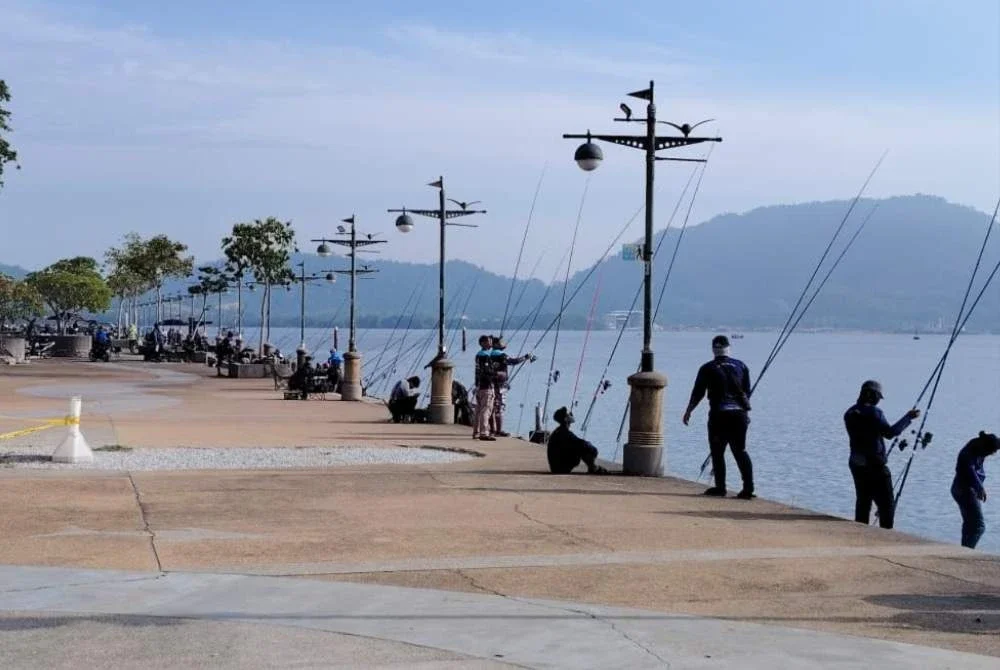 Sebahagian daripada hampir 300 peserta yang menyertai pertandingan memancing di Pantai Lumut Waterfront.