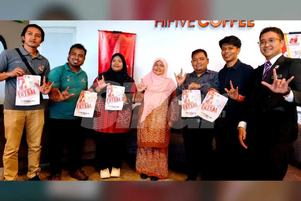 Saiful Helmie (tiga dari kanan) bersama Dr Hafidzah (tengah) pada sidang media KelSDeaf di Kota Bharu pada Ahad.